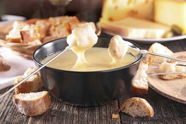 Swiss fondue kalahati at kalahati