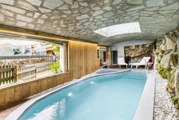 La piscine intérieure de l’hôtel Marc Veyrat - La Maison des Bois