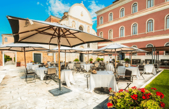 Le terrasse du restaurant de l’hôtel San Clemente Palace Kempinski Venice