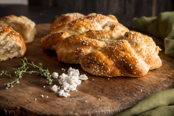 Pain au sésame et à la feta