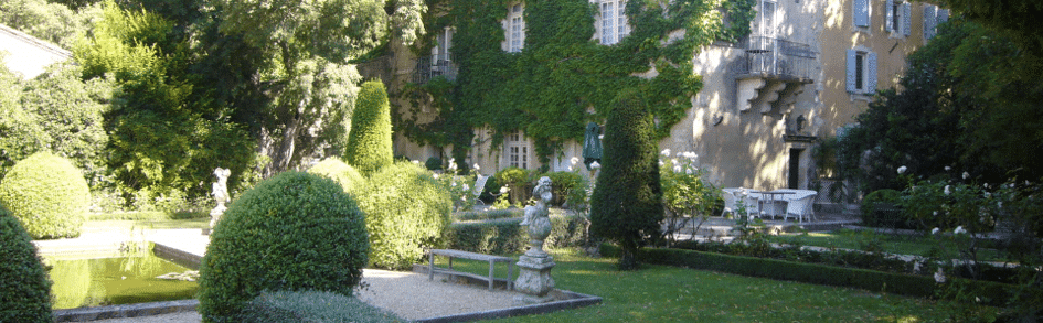 El parque del hotel Baumanière les Baux de Provence