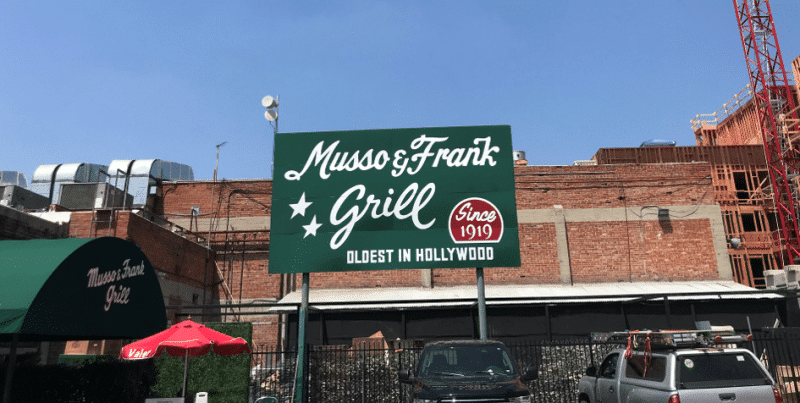 مطعم Musso & Franck في شارع Hollywood Boulevard في لوس أنجلوس