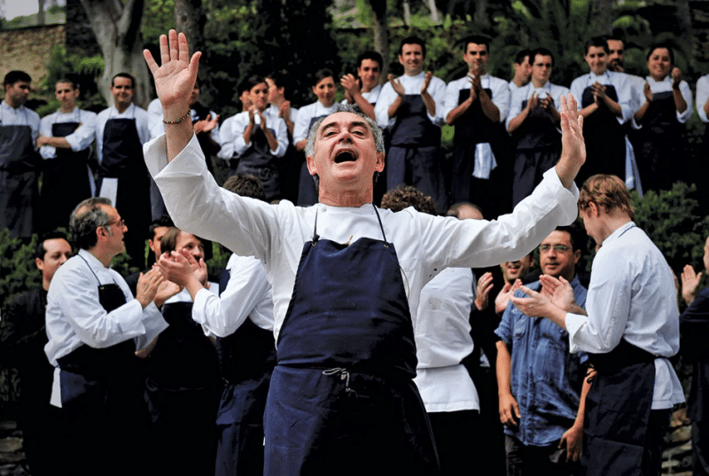 Ferran Adrià et sa brigade avant de préparer le diner au restaurant El Bulli Ferran Adrià et sa brigade avant de préparer le diner au restaurant El Bulli