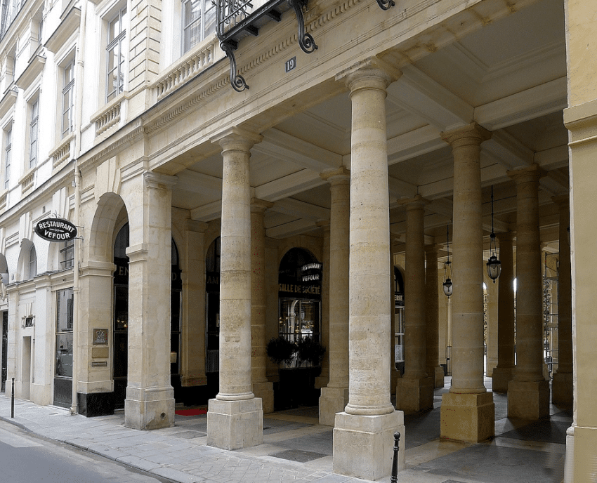 Het restaurant Le Grand Véfour in de Beaujolais-galerij in Parijs