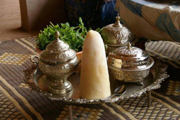 Thé à la menthe et pain de sucre marocain