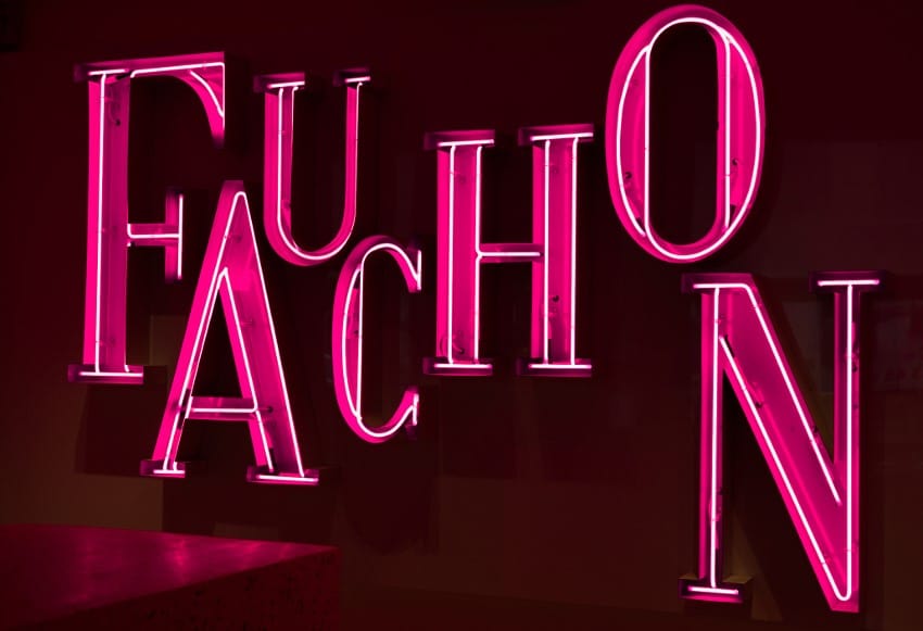 Enseigne lumineuse de l’hôtel Fauchon à Paris