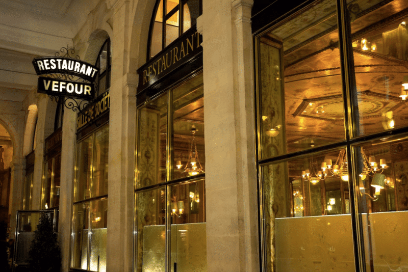 Akşamları Grand Véfour restoranı Akşamları Grand Véfour restoranı