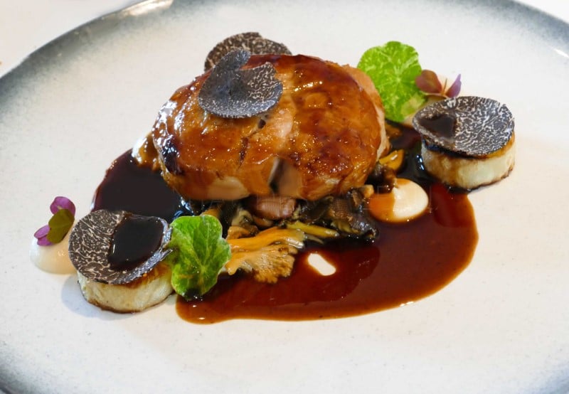 Ris de veau fermier dor&eacute; au sautoir, c&eacute;leri confit et chanterelles jaunes, noix de cajou et jus de veau &agrave; l&rsquo;Amaretto par Fran&ccedil;ois Sauv&ecirc;tre