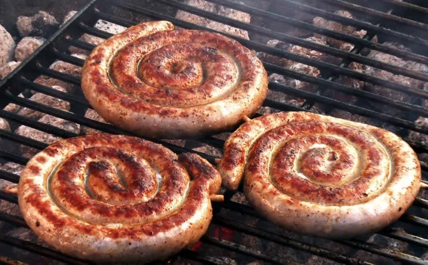 Saucisses Boerewors sur le barbecue braii Saucisses Boerewors sur le barbecue braii