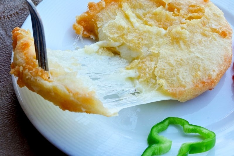 Saganáki con queso kefalograviéra