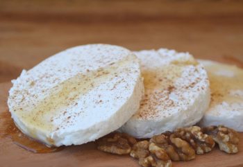 Fromage anari au miel et au noix