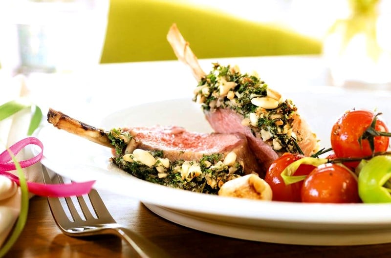 Carré d’agneau en croûte d’ail et d’amandes Carré d’agneau en croûte d’ail et d’amandes