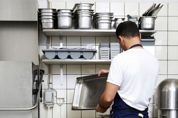 Keukenmedewerker afwasmachine