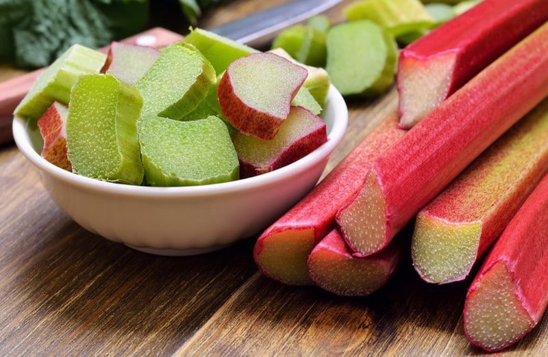 Pétioles de rhubarbe prêts à cuire Pétioles de rhubarbe prêts à cuire