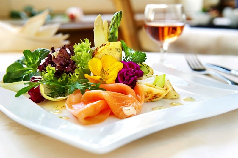 Smoked salmon, raw vegetables and blinis
