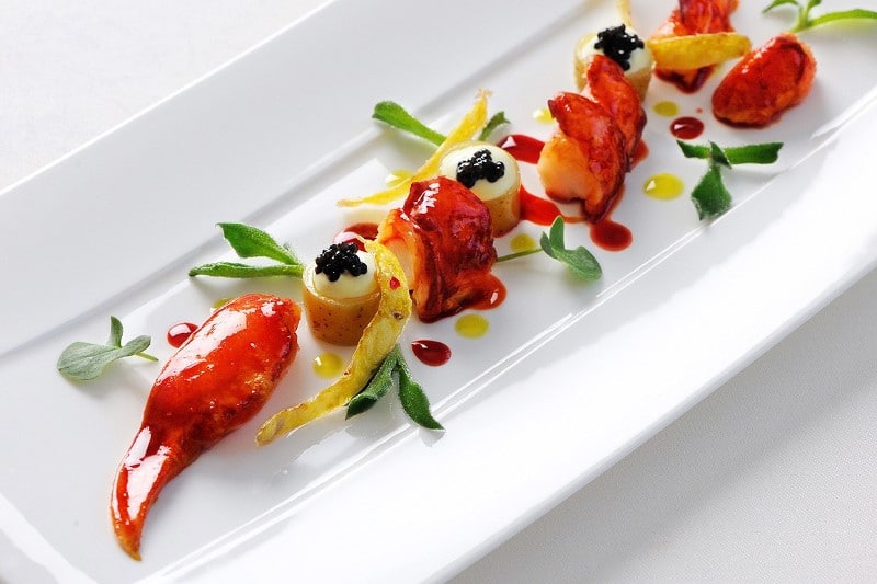 Pince de homard froide et caviar