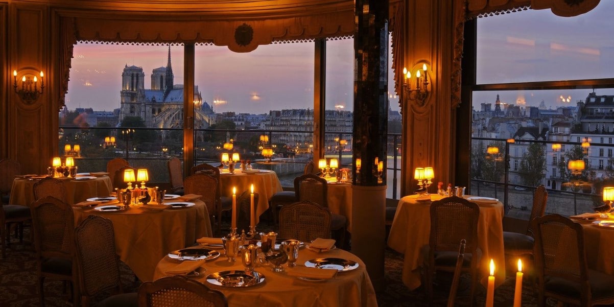 Restaurante La Tour d'Argent em Paris à noite