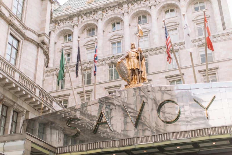 Savoy Hotel i London och dess gyllene staty av greve Pierre de Savoie