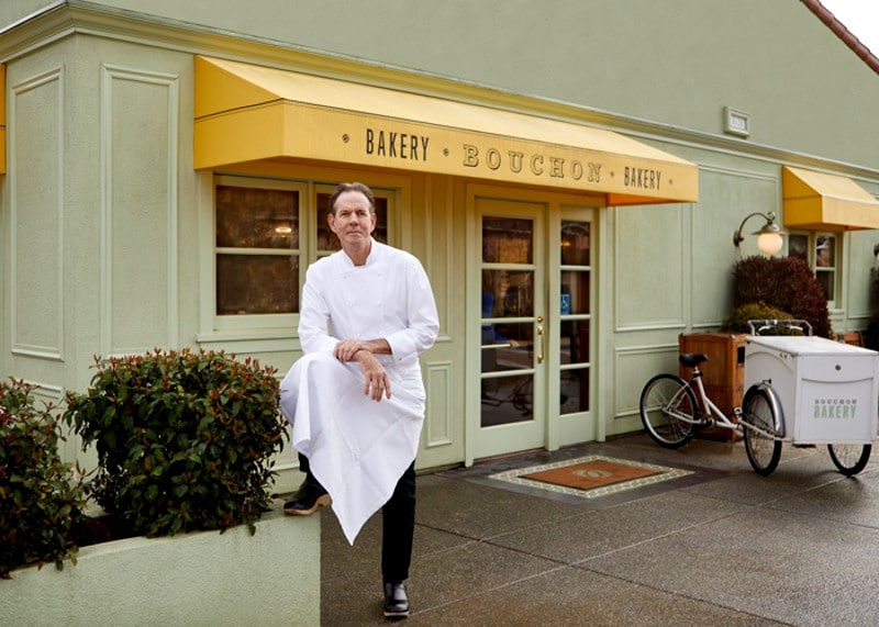 Thomas Keller devant une de ses enseignes, Bouchon Bakery à Yountville