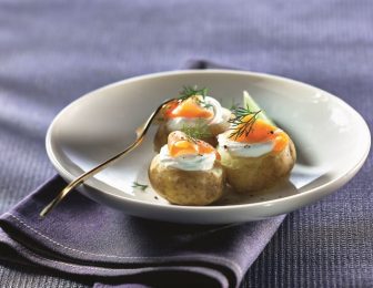 Bonnotte de Noirmoutier à la chantilly de chèvre et lanières de saumon fumé