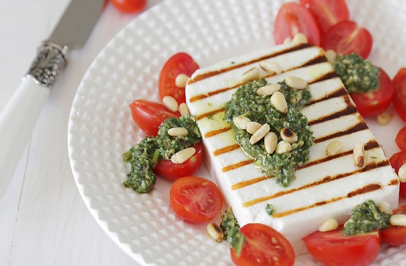 Fromage Manouri grillé au pesto et aux pignons Fromage Manouri grillé au pesto et aux pignons