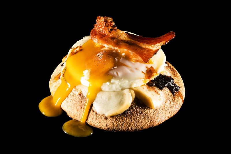 La pizza croustillante du chef Massimiliano Alajmo, cuite à la vapeur avec œuf, bacon, fromage scamorza et oignon au vinaigre balsamique La pizza croustillante du chef Massimiliano Alajmo, cuite à la vapeur avec œuf, bacon, fromage scamorza et oignon au vinaigre balsamique