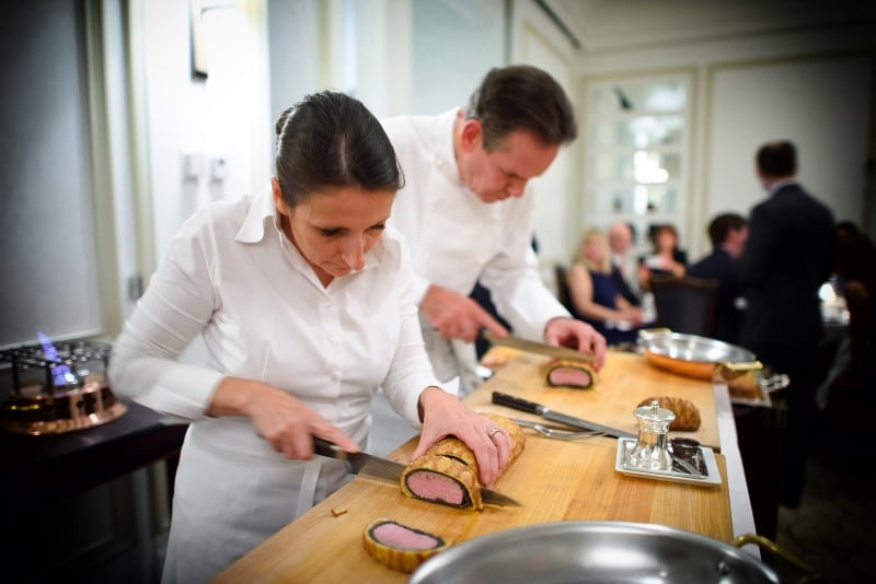 Les chefs Anne-Sophie Pic et Thomas Keller à la découpe d’une selle de veau en croûte