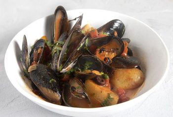 Mýdia me kaftí sáltsa , moules sauce piquante