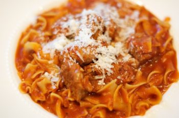 Poulet et pâtes hilopites à la sauce tomate