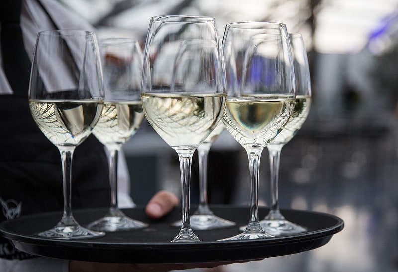 Service du vin blanc sec