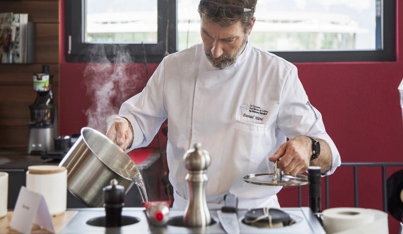 Stéphane Décotterd à l’ouvrage dans ses cuisines du Pont de Brent Stéphane Décotterd à l’ouvrage dans ses cuisines du Pont de Brent
