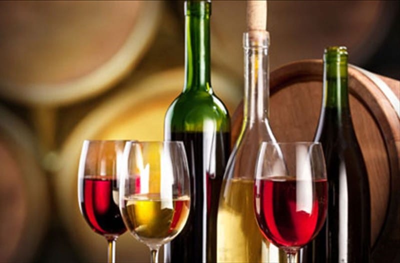Bouteilles et verres de vin Bouteilles et verres de vin