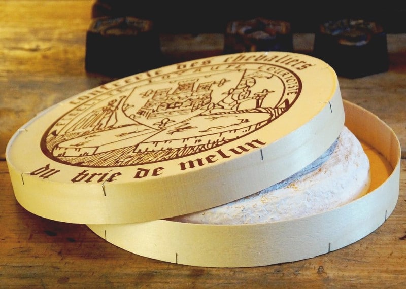 Brie de Melun dans sa boîte