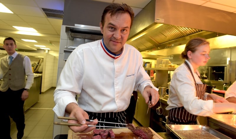 Emmanuel Renaut dans ses cuisines du restaurant Flocons de sel Emmanuel Renaut dans ses cuisines du restaurant Flocons de sel