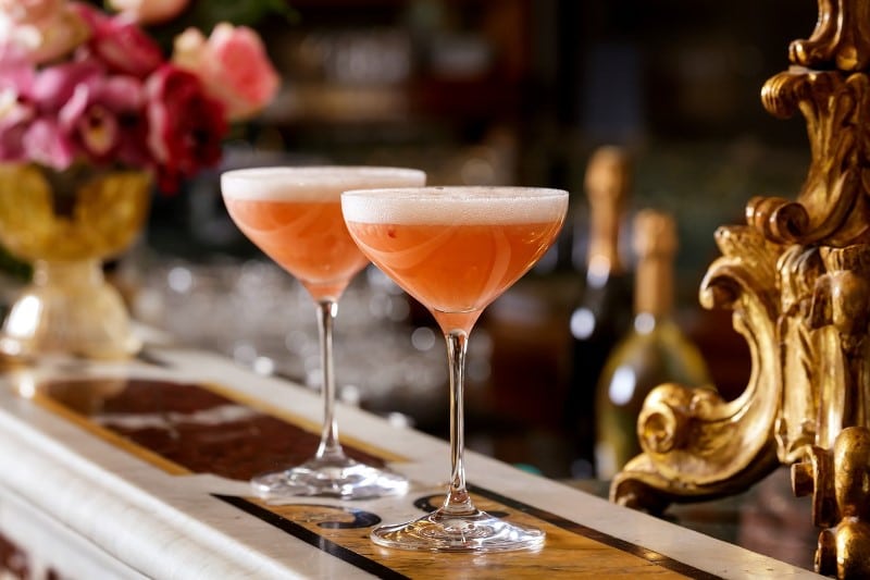 Cocktail Bellini tại quầy bar của khách sạn Gritti ở Venice