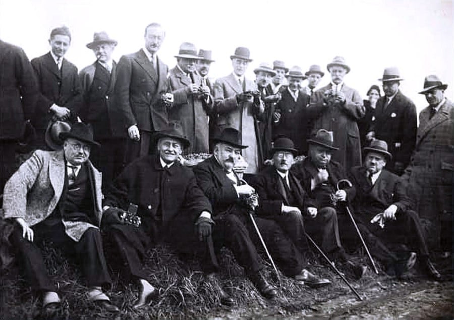 Dix-neuf des membres fondateurs de l'Académie des Gastronomes - 1927 Dix-neuf des membres fondateurs de l'Académie des Gastronomes - 1927