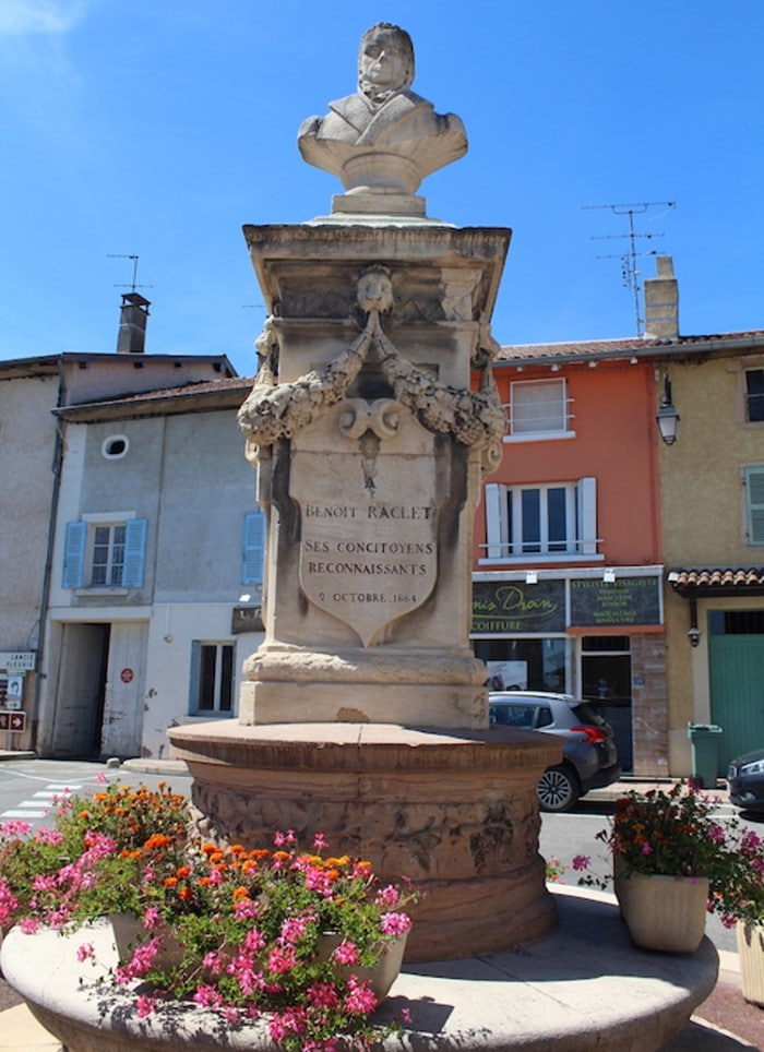 La statue de Beno&icirc;t Raclet &agrave; Roman&egrave;che-Thorins