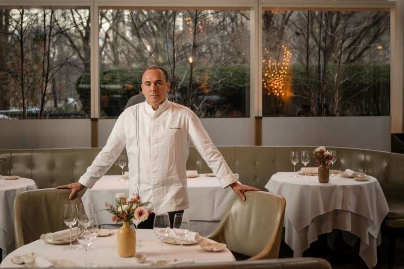 Chef-kok Jean-Georges Vongerichen in de eetzaal van restaurant Jean-Georges in Central Park West New York