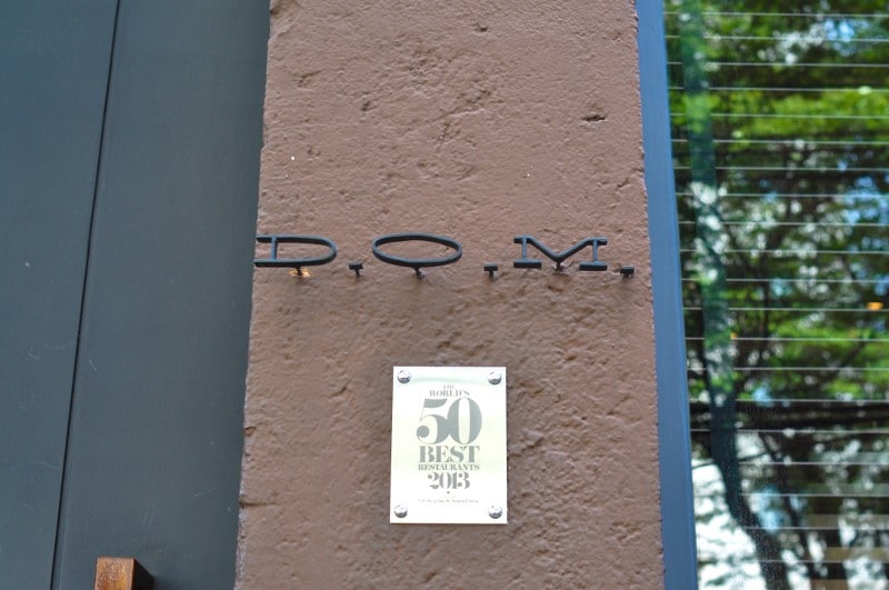 L’enseigne du restaurant D.O.M. à Sao Paulo L’enseigne du restaurant D.O.M. à Sao Paulo