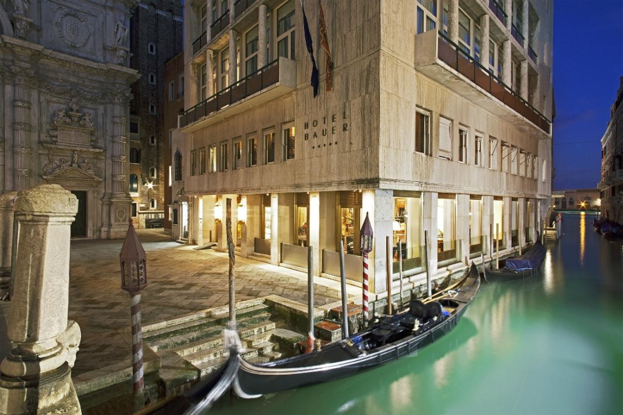 L’entrée de l’hôtel Bauer Palazzo la nuit L’entrée de l’hôtel Bauer Palazzo la nuit