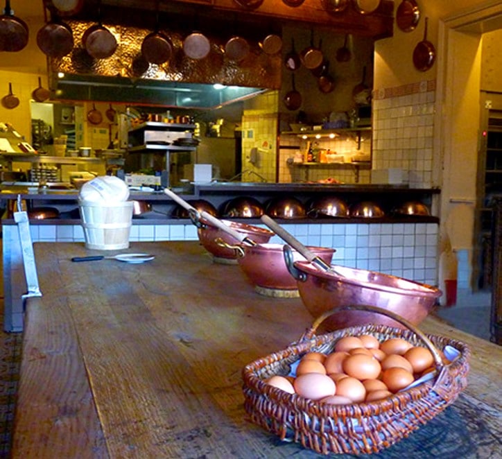 Les cul-de poule et les fouets attendent les œufs normands dans les cuisines de la Mère Poulard Les cul-de poule et les fouets attendent les œufs normands dans les cuisines de la Mère Poulard