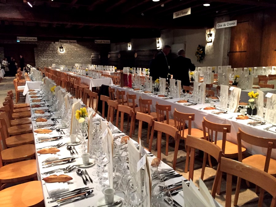 As mesas de banquete postas para o Paulée em Meursault