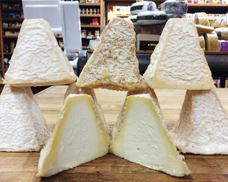 Pyramide de pouligny-saint-pierre dans une fromagerie à Pouligny-Saint-Pierre