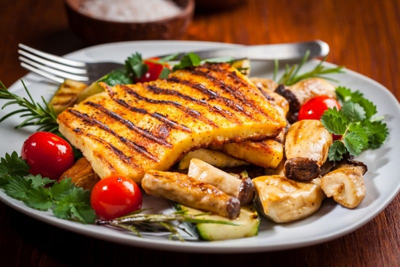 Tranche de fromage halloumi grillée aux cèpes Tranche de fromage halloumi grillée aux cèpes