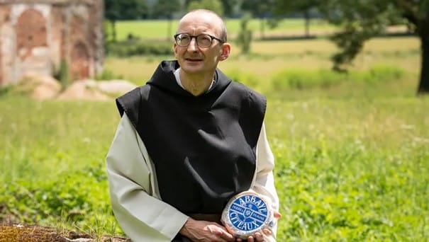 Fr&egrave;re Bertrand pr&eacute;sentant un fromage Abbaye de Citeaux