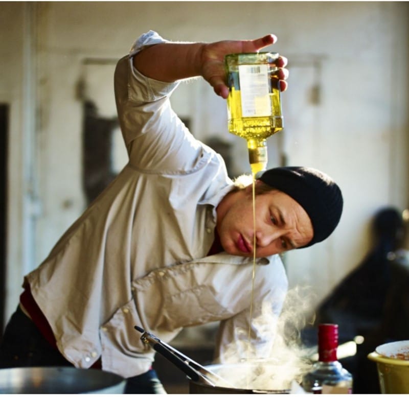 Jamie Oliver à l’œuvre dans ses cuisines Jamie Oliver à l’œuvre dans ses cuisines