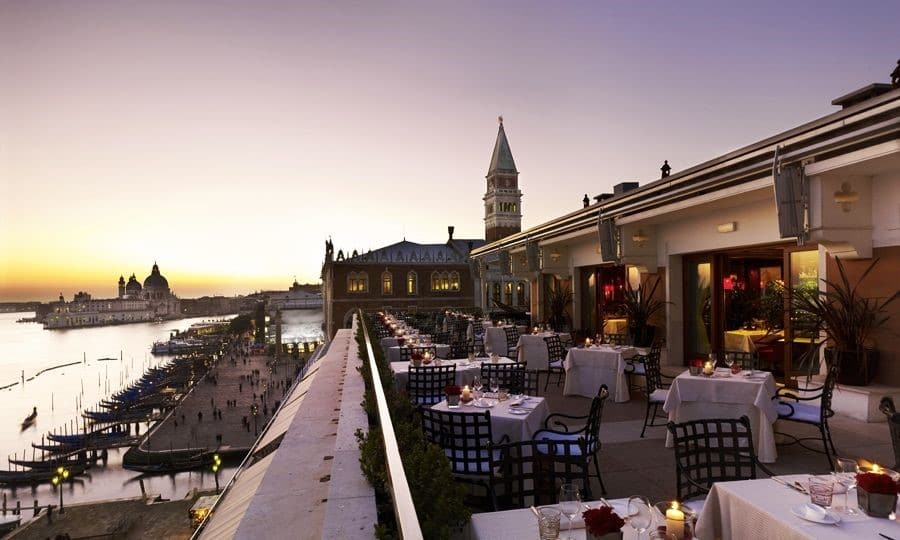 Geceleri Hotel Danieli'nin terası Geceleri Hotel Danieli'nin terası