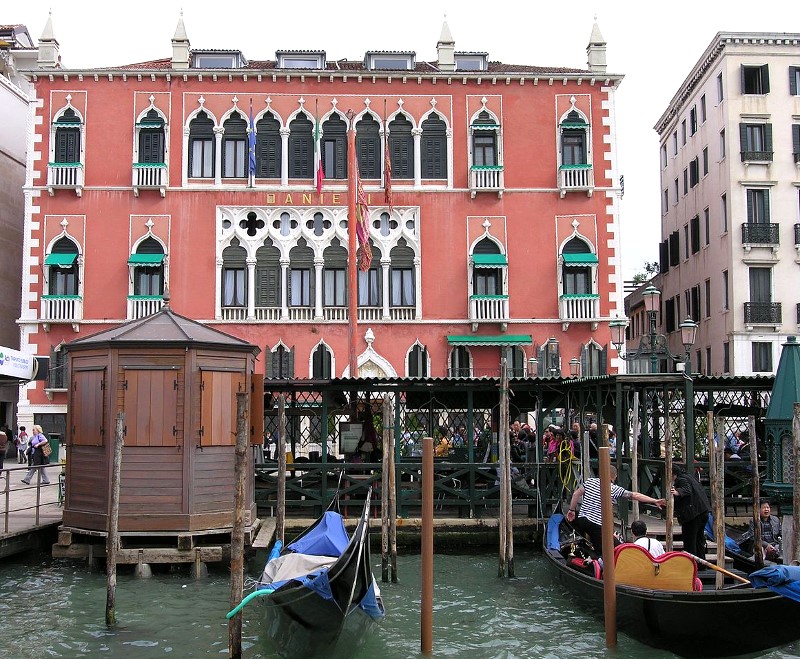Venedik'teki Schiavoni rıhtımındaki Hotel Danieli