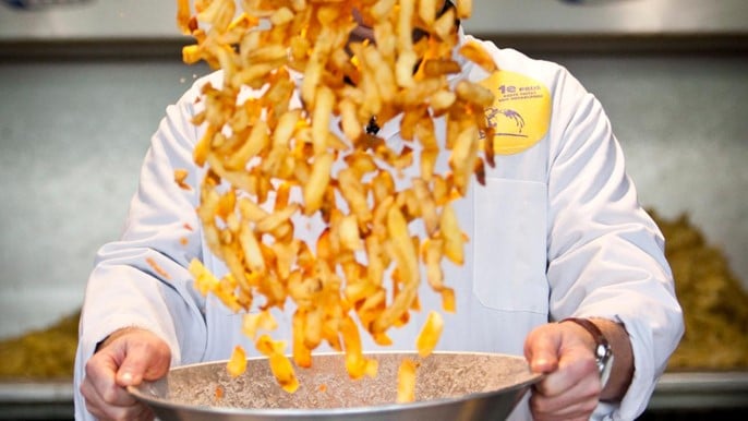 Salage des frites dans un fritkot