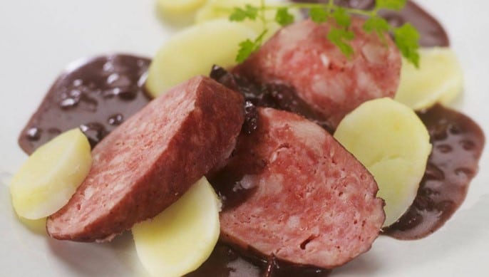 Saucisson Lyonnais Au Vin Rouge Pomme De Terre www.gastronomiac.com